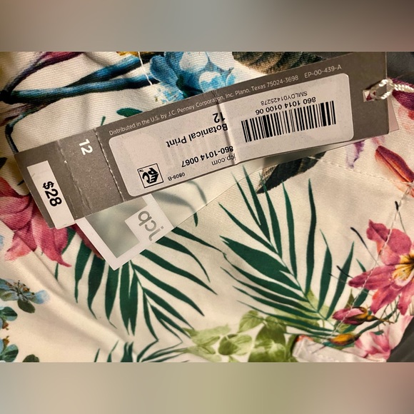 J.C. Penney Multicolor Floral Shorts - Picture 5 of 5